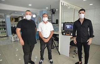 Kuaför salonunda, korona virüse karşı son teknoloji...
