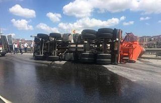 Küçükçekmece’de beton mikseri devrildi: 1 yaralı