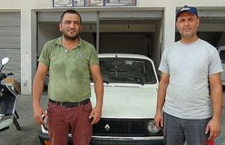 Kullandığı araca çarpan serçeyi suni teneffüs...