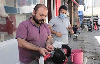 Kurban Bayramı’na son bir gün kala bıçak bileme...