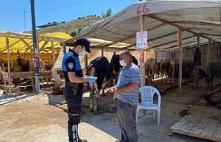 Kurban pazarında polisten korona virüs uyarısı