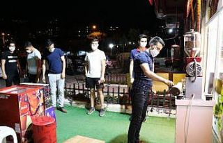 Kuruyemişçiden ücretsiz kahve ikramı