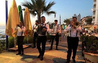 Kuşadası Kent Orkestrası ilk konserini verdi