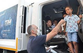 Kuşadası’nda atık kamyonları çöp değil sevgi...