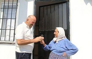 Kuyucak Belediyesi evi yanan kadının yüzünü güldürdü