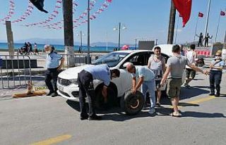 Lastiği patlayan bayan tatilcinin yardımına zabıta...