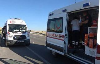 Lastiği patlayan ticari araç bariyere çarptı:...