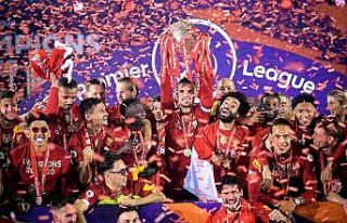 Liverpool şampiyonluk kupasını kaldırdı