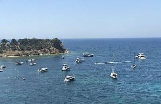 Lüks yatlar Kuşadası’nda boy gösterdi