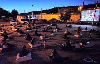 Mahallede yazlık sinema keyfi