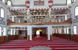 Mahalleli kadınlar imece usulü cami temizliği yaptılar