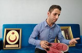 Manisalı 15 Temmuz gazisi, kurşun deliği olan ayakkabısı...