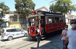 Maskesiz yakalanan kadın gazetecinin üzerine yürüdü