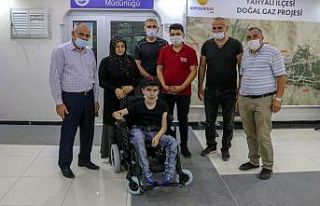 Mehmetçikten engelli gence akülü araç desteği