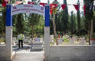 Mersin’de mezarlıklarda bayram temizliği