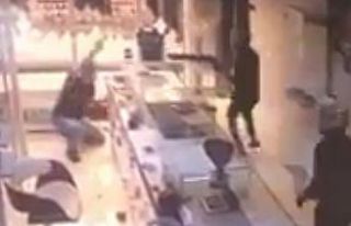 Mersin’deki kuyumcuya silahlı saldırı kamerada