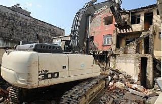 Metruk binalar yıkılıyor
