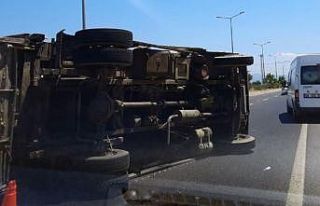 Milas’ta çöp kamyonu devrildi, iki kişi yaralandı