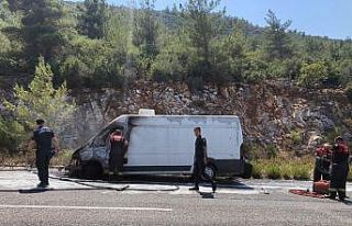 Minibüs alev aldı
