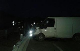 Minibüs bariyerlere çarptı: 1 ölü, 1 yaralı