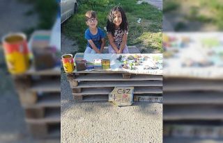 Minikler dondurma almak için boyadıkları taşları...