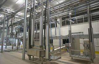 Modern mezbahalarda kurban kesimi için sıra dağıtımına...