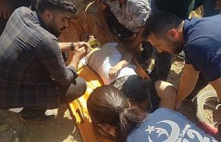 Motosiklet ile kamyonet çarpıştı: 2 yaralı