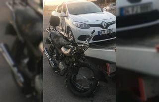 Motosiklet otomobile çarptı. 1 ölü, 1 yaralı