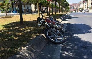 Motosiklet sürücüsü yayaya çarptı
