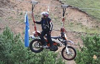 Motosikletle 2 bin 300 rakımda zipline yaparak kanatlandı