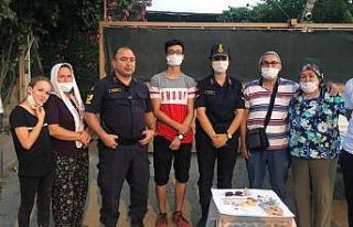 Mücevherlerini düşürdü, Jandarma arayıp buldu...