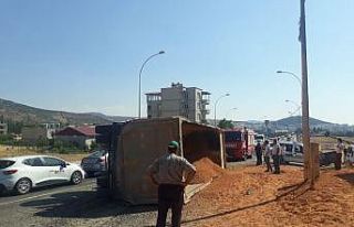 Mucur yüklü kamyon yayaların üzerine devrildi:...