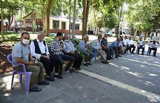 Muhtarlar oturma eylemine ikinci günde de devam etti