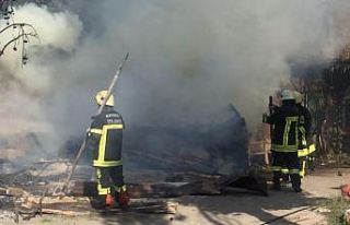 Müstakil evden yükselen alevler, itfaiye ekiplerini...