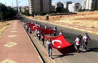 Öğrenciler 15 Temmuz şehitleri için yürüdü