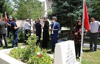 Oltu’da şehitliği ziyaret ederek karanfil bıraktılar