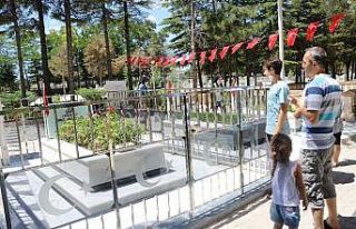 Ömer Halisdemir’in mezarı ziyaretçilerini ağırlıyor