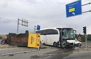 Otobüs ile traktör çarpıştı: 4 yaralı