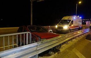 Otomobil bariyere çarptı: 2 yaralı