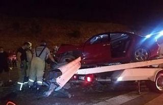Otomobil bariyere ok gibi saplandı: 1 ölü