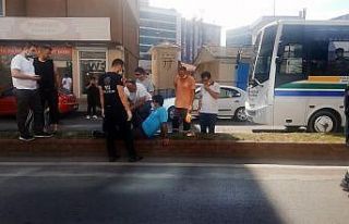 Otomobil çöp kamyonuna çarptı, temizlik işçisi...