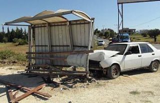 Otomobil durağa daldı:1 yaralı