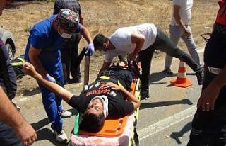 Otomobil içinde sıkışan sürücüyü itfaiye ekipleri...