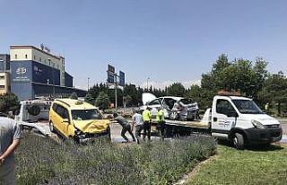 Otomobil ile ticari taksi çarpıştı: 1 ölü, 5...