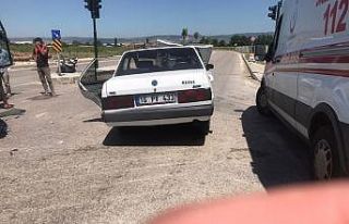 Otomobil ile traktör çarpıştı: 1 yaralı