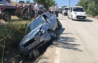 Otomobil ile traktörün çarpıştı, 2 kişi yaralandı