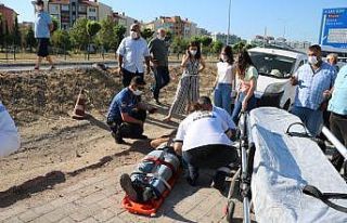 Otomobil kaldırımdaki yayalara çarptı: 3 yaralı