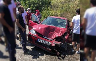 Otomobil kamyonla kafa kafaya çarpıştı: 1 yaralı