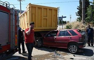 Otomobil kamyonun altına girdi: 2 yaralı