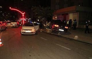 Otomobil kırmızı ışıkta duramadı: 2 kişi yaralandı